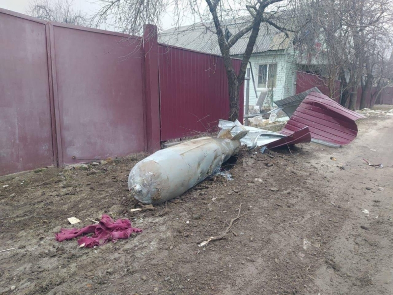 شاهد.. سقوط 3 "قنابل جوية" ضخمة لم تنفجر بعد تحطم مقاتلة روسية قرب "تشيرنيهيف" الأوكرانية