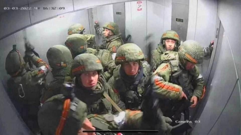 تعرف على قصة  صورة "الجنود الروس" داخل "مصعد" في أوكرانيا وأثارت السخرية على تويتر-صورة