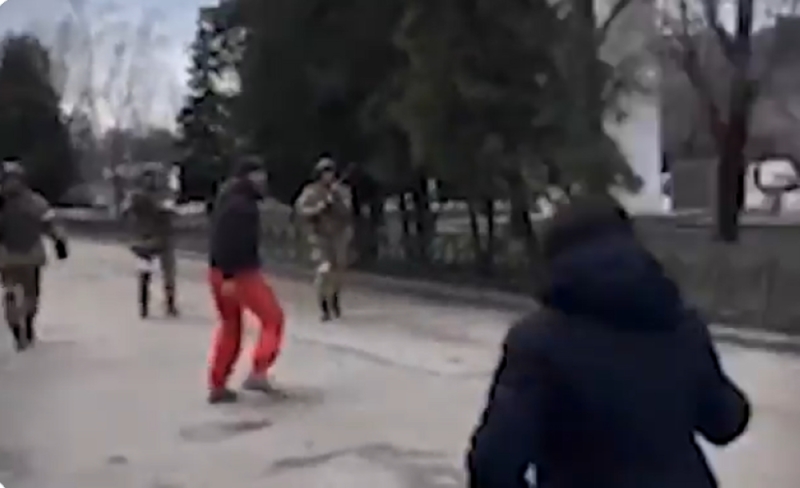 شاهد: مدنيون أوكرانيون يسيرون باتجاه قوات الاحتلال الروسية في خيرسون.. وهذا ما فعلوه