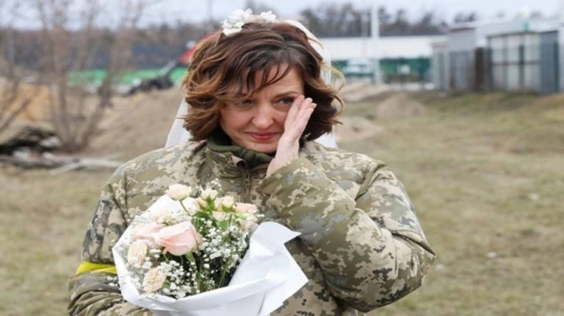 شاهد: جندية أوكرانية تقيم حفل زفافها في الحرب.. ارتدت بدلة عسكرية بدلاً من فستان العرس