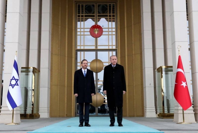 شاهد.. لحظة استقبال أردوغان للرئيس الإسرائيلي في العاصمة التركية أنقرة