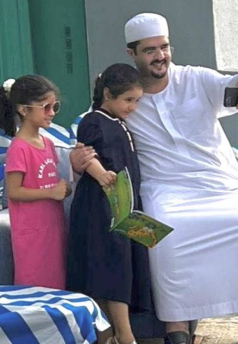 شاهد .. أحدث ظهور للأمير عبدالعزيز بن فهد وهو يصلي مع ابنتيه الجوهرة ولطيفة