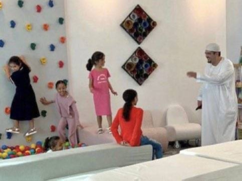 شاهد .. أحدث ظهور للأمير عبدالعزيز بن فهد وهو يصلي مع ابنتيه الجوهرة ولطيفة