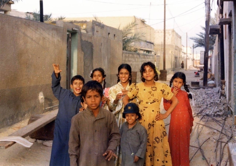شاهد: أمريكي يلتقط صورة لمجموعة من الأطفال في السعودية  قبل 50 عاما.. ويكشف مفاجأة بشأن إحدى الفتيات