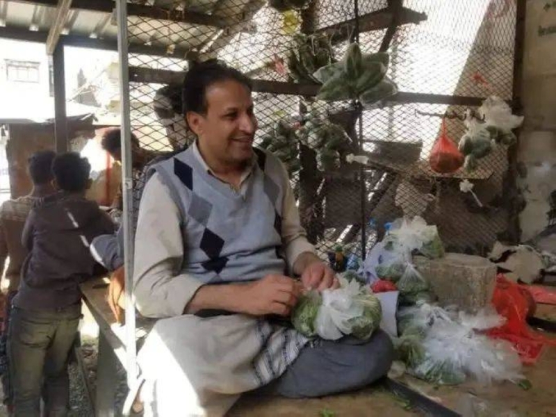 شاهد: مذيع  يمني شهير يفترش الأرض ويبيع "القات" في سوق بصنعاء