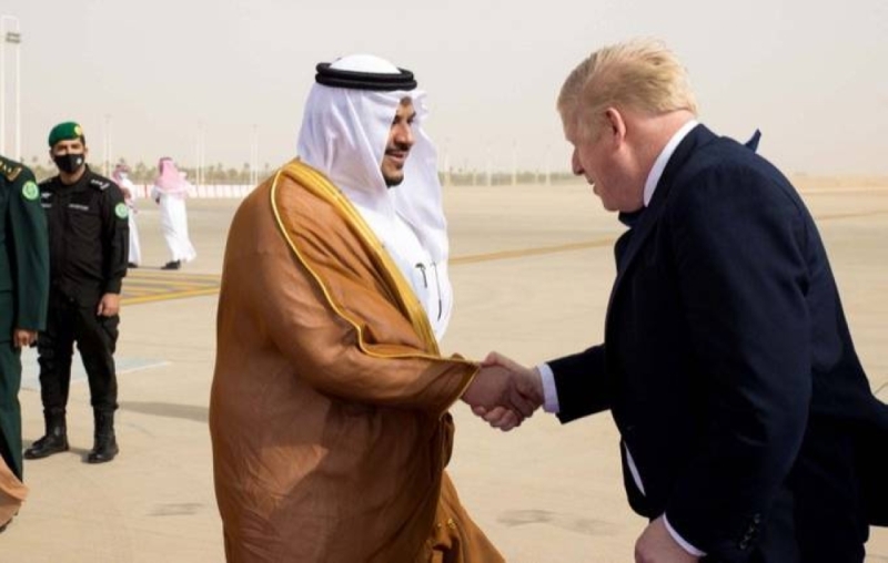 وصول رئيس الوزراء البريطاني بوريس جونسون إلى الرياض ونائب أمير الرياض في مقدمة مستقبليه