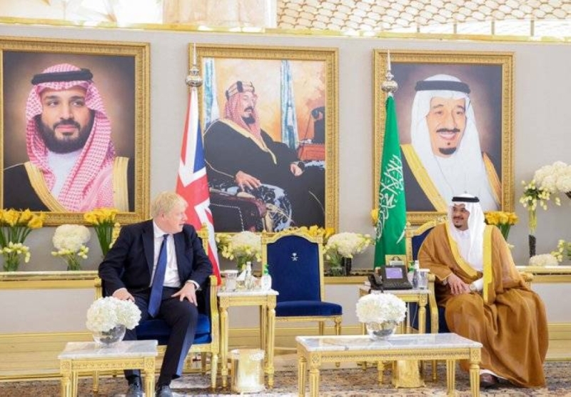 وصول رئيس الوزراء البريطاني بوريس جونسون إلى الرياض ونائب أمير الرياض في مقدمة مستقبليه