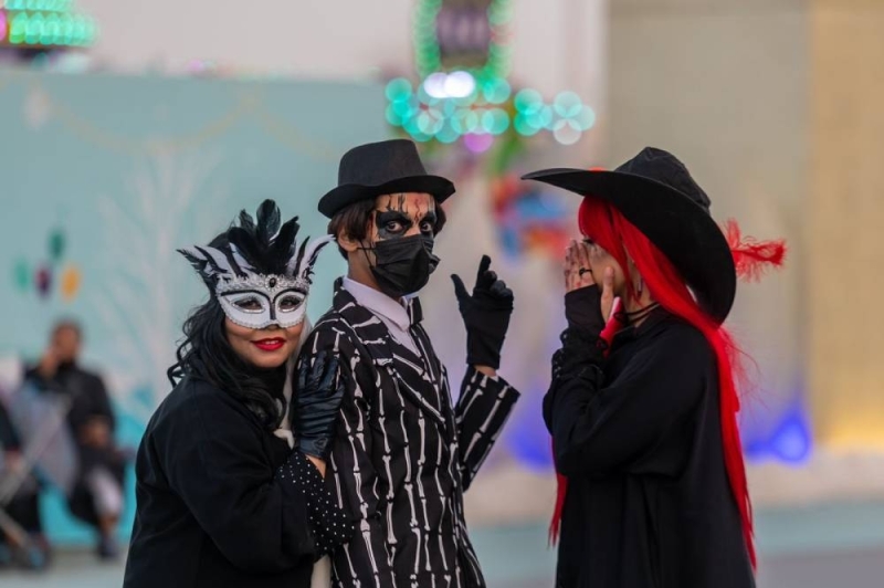 انطلاق أكبر حفلة تنكرية في موسم الرياض .. شاهد: كيف ظهر الجمهور بإطلالات مفاجئة