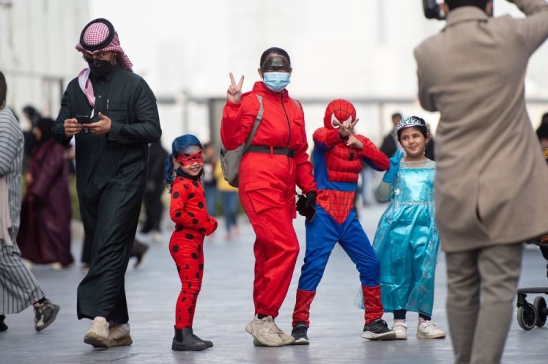 انطلاق أكبر حفلة تنكرية في موسم الرياض .. شاهد: كيف ظهر الجمهور بإطلالات مفاجئة