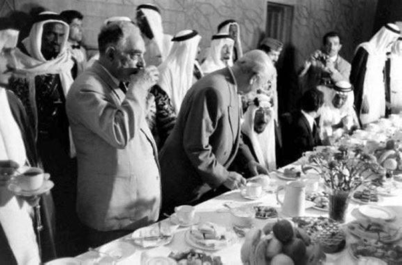 شاهد: صور نادرة للملك سعود مع رئيس الوزراء العراقي  نوري السعيد وبرفقته 3 من الأمراء .. والكشف عن مناسبتها وتاريخ التقاطها