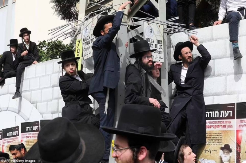 شاهد.. حشود ضخمة تشيع حاخام يهودي متشدد في إسرائيل