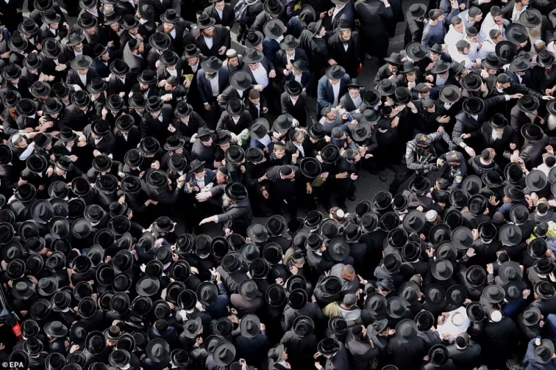 شاهد.. حشود ضخمة تشيع حاخام يهودي متشدد في إسرائيل