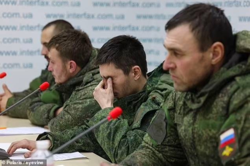 شاهد: بكاء الأسرى الروس لدى الجيش الأوكراني على الهواء.. ومطالبتهم بالانتفاض ضد "بوتين"