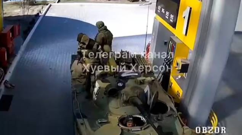شاهد.. جنود روس يسرقون الغذاء والإمدادات من محطة وقود أوكرانية ويضعونها في الدبابات