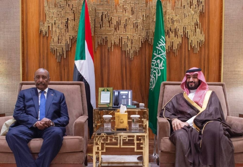 شاهد .. ولي العهد يلتقي رئيس مجلس السيادة الانتقالي السوداني