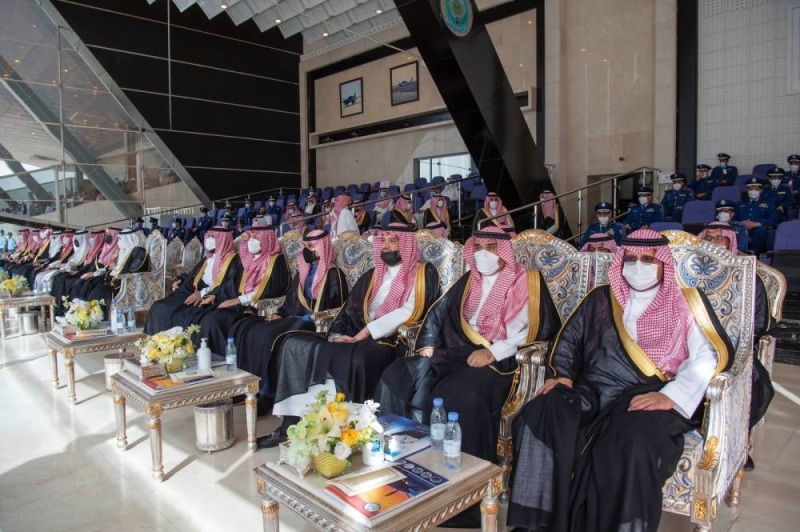 بالصور : ولي العهد يرعى حفل تخريج الدفعة 101 من طلبة كلية الملك فيصل الجوية
