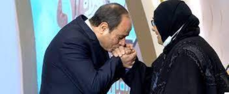 شاهد : السيسي يقبل يد سيدات مصر على الهواء