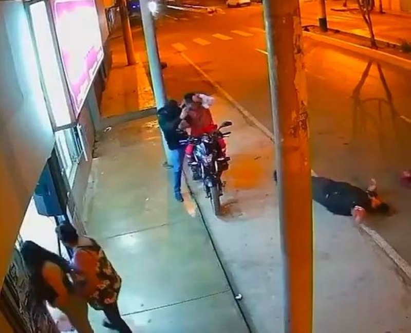 شاهد: مقتل لص أثناء محاولة سرقة دراجة نارية لعامل "دليفري".. والقاتل مفاجأة!