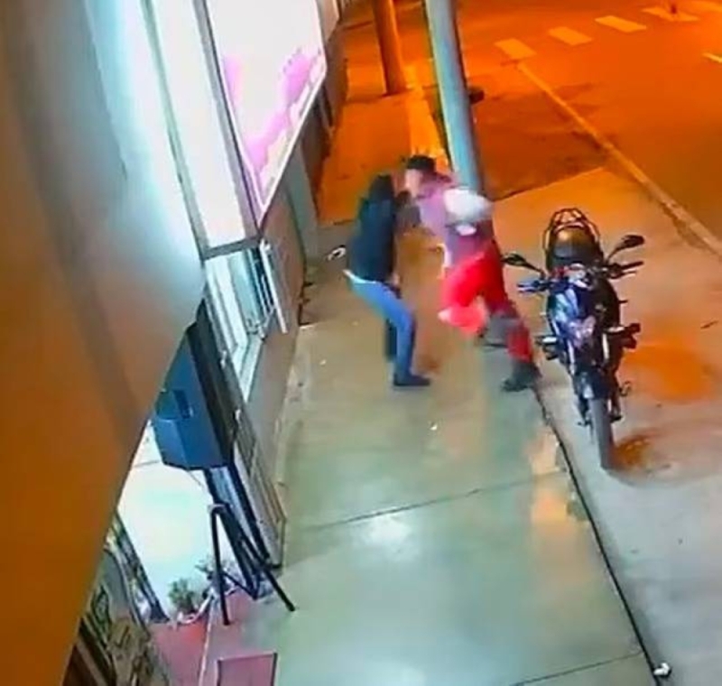 شاهد: مقتل لص أثناء محاولة سرقة دراجة نارية لعامل "دليفري".. والقاتل مفاجأة!