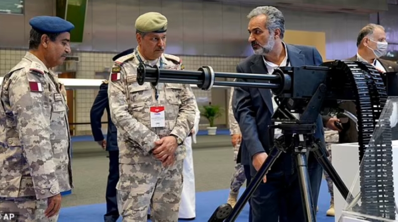 شاهد.. ضباط من "الحرس الثوري" الإيراني يستعرضون أسلحتهم بمعرض الدوحة للدفاع في قطر