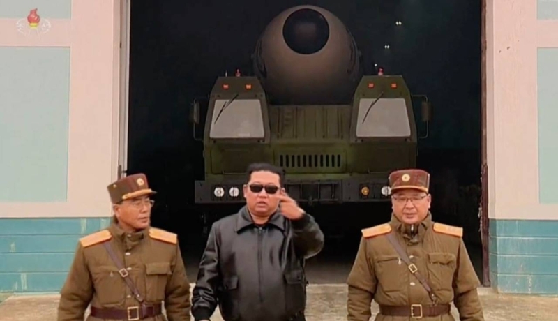 شاهد: زعيم كوريا الشمالية يتباهى بعرض مثير أمام صاروخ ضخم قبل لحظات من إطلاقه