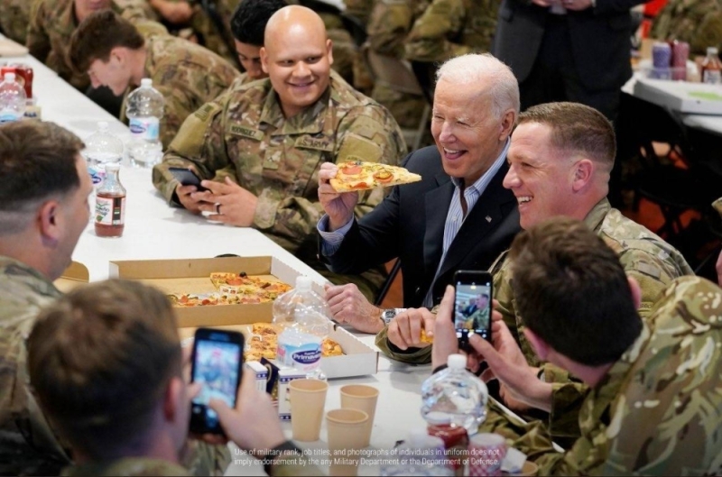 شاهد.. بايدن يأكل "البيتزا" مع الجنود الأمريكيين في قاعدة عسكرية قرب أوكرانيا