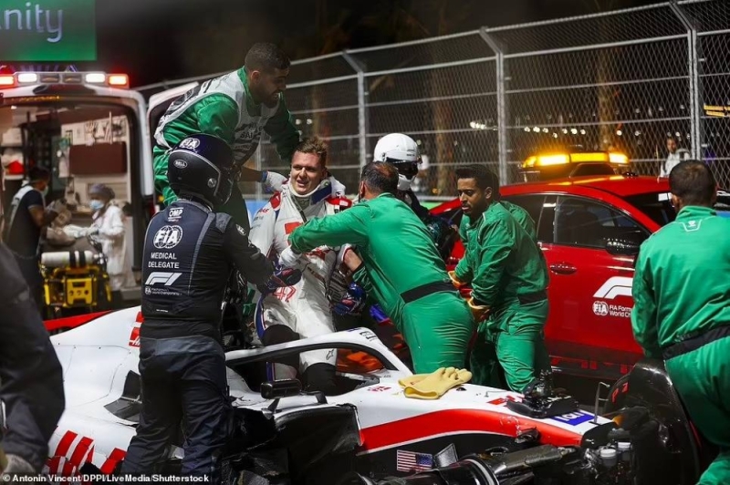 شاهد.. صور جديدة لحظة إسعاف "مايك شوماخر" بعد تعرضه لحادث مروع في "سباق جدة للفورمولا 1"