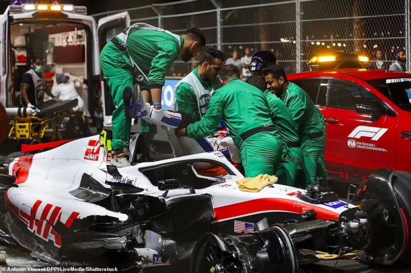 شاهد.. صور جديدة لحظة إسعاف "مايك شوماخر" بعد تعرضه لحادث مروع في "سباق جدة للفورمولا 1"