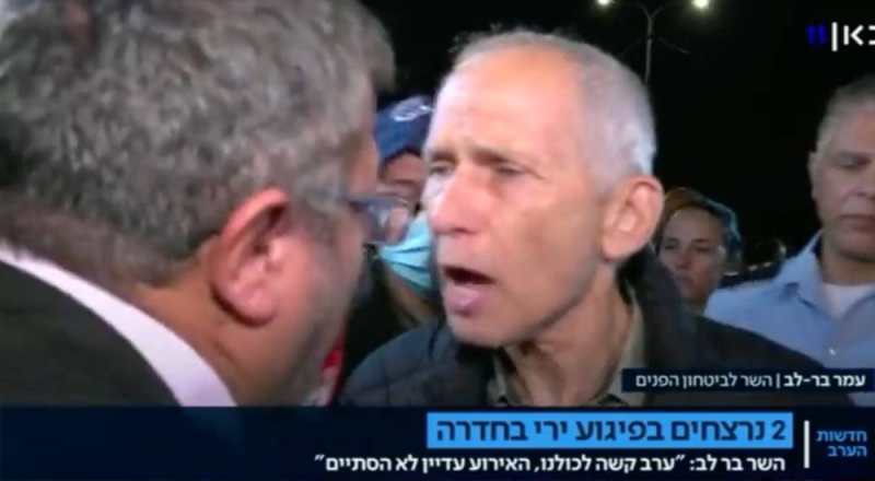 شاهد.. شجار على الهواء بين وزير إسرائيلي وعضو كنيسيت في موقع عملية الخضيرة