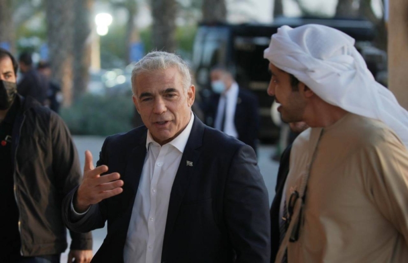 شاهد: عناق حار بين وزيري خارجية الإمارات وإسرائيل في قمة النقب