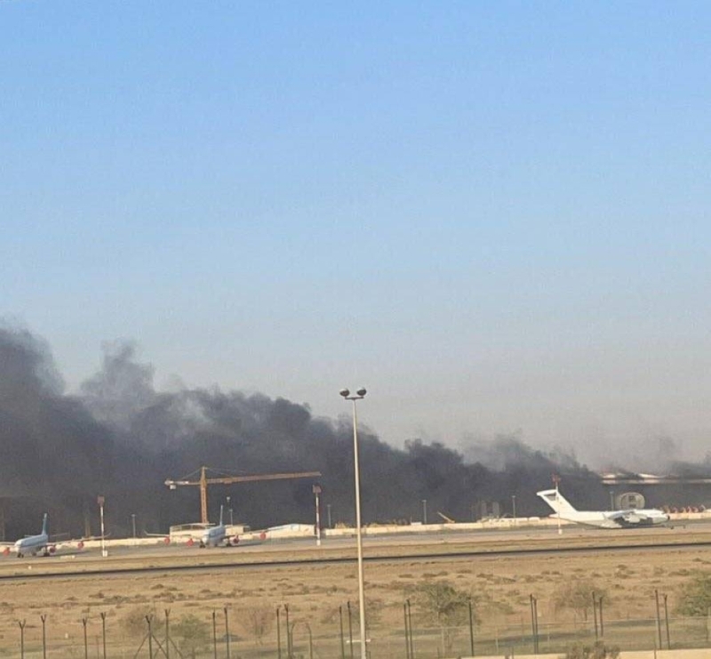 شاهد .. حريق ضخم في مبنى مطار الكويت الجديد