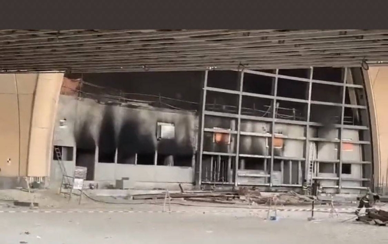 شاهد .. حريق ضخم في مبنى مطار الكويت الجديد