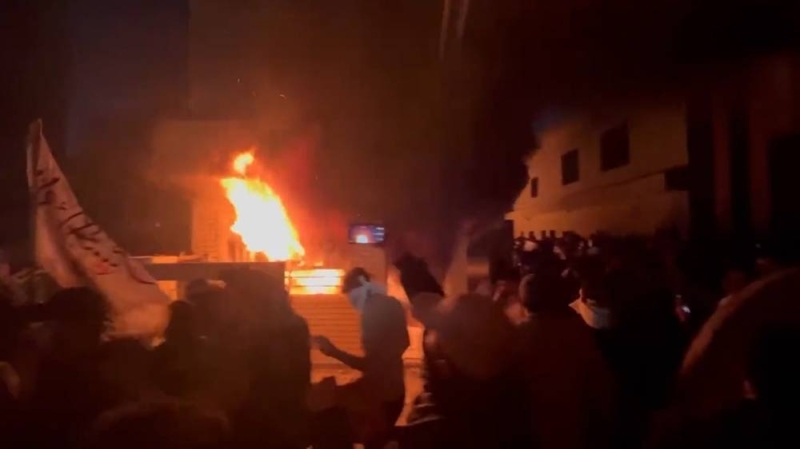"بسبب تغريدة" .. شاهد : عراقيون يشعلون النار في مقر للحزب الديمقراطي الكردستاني بـ "بغداد"