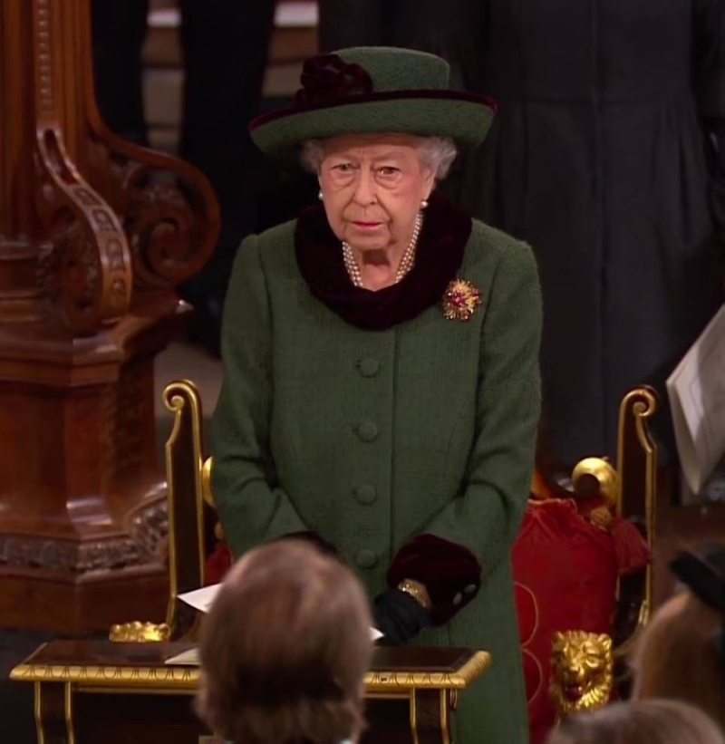شاهد.. الملكة إليزابيث تذرف الدموع في حفل تأبين زوجها الأمير فيليب
