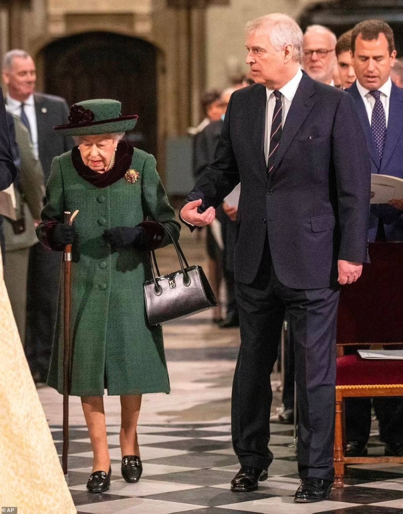 شاهد.. الملكة إليزابيث تذرف الدموع في حفل تأبين زوجها الأمير فيليب