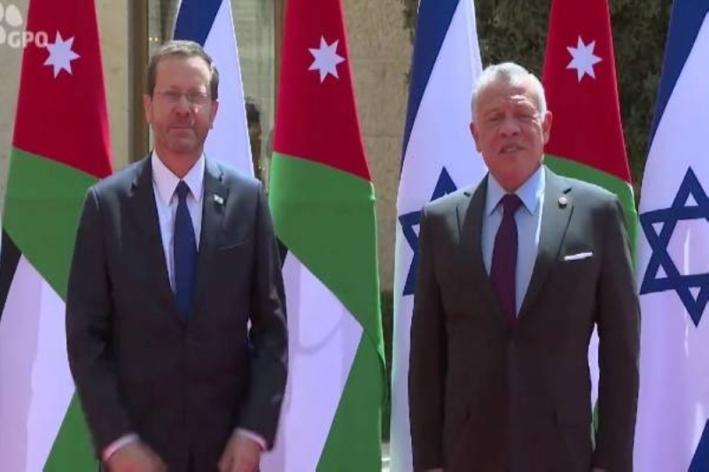 شاهد.. ملك الأردن يستقبل الرئيس الإسرائيلي في مراسم استقبال رسمية في القصر الملكي بـ"عمان "