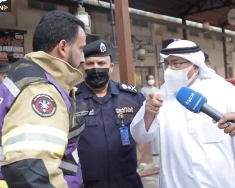 شاهد .. وزيرا الداخلية والنفط الكويتيين أثناء تفقدهما للحريق الهائل الذي اندلع في سوق المباركية