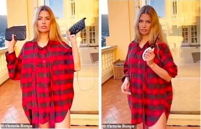 شاهد: عارضة أزياء روسية غاضبة  تمزق حقيبتها " شانيل " بعد سحب الشركة منتجاتها من بلادها