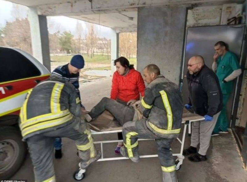 شاهد.. لحظة انتشال امرأة على قيد الحياة من تحت الأنقاض بعد القصف الروسي في لوهانسك