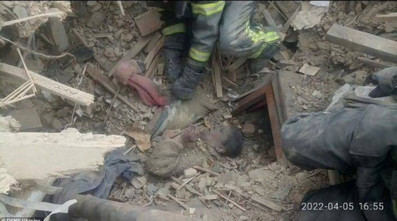 شاهد.. لحظة انتشال امرأة على قيد الحياة من تحت الأنقاض بعد القصف الروسي في لوهانسك
