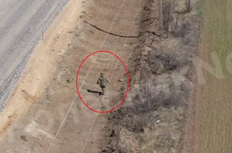 شاهد.. طائرة أوكرانية  تطارد " جندي روسي"  أثناء هروبه على قدميه