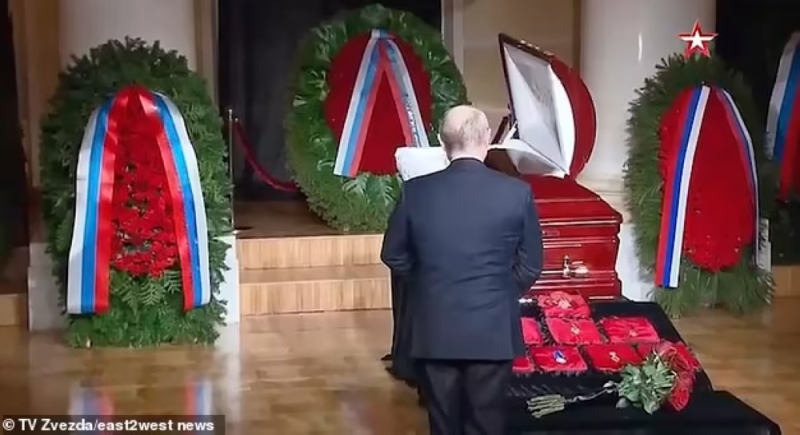 في أحدث ظهور علني بعد غياب.. شاهد: بوتين ينقل "حقيبته النووية" إلى جنازة سياسي متطرف كشف موعد الغزو الروسي لأوكرانيا!