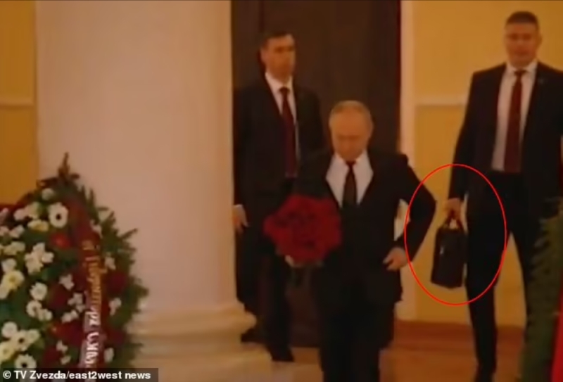 في أحدث ظهور علني بعد غياب.. شاهد: بوتين ينقل "حقيبته النووية" إلى جنازة سياسي متطرف كشف موعد الغزو الروسي لأوكرانيا!