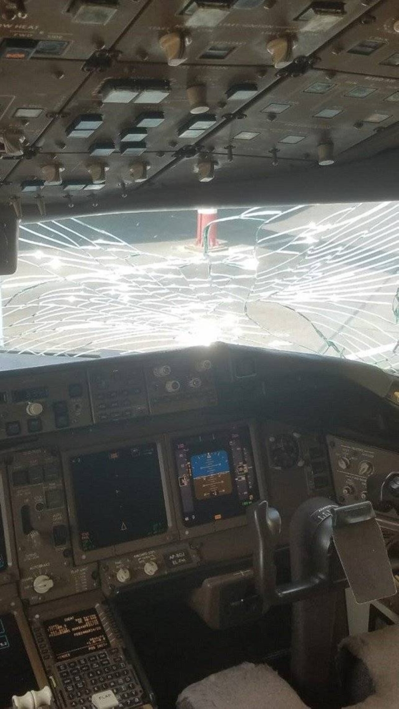 كانت متجهة إلى جدة.. تحطم زجاج طائرة باكستانية تقل 300 شخصاً بعد إقلاعها والكشف عن السبب ومصير ركابها -صورة