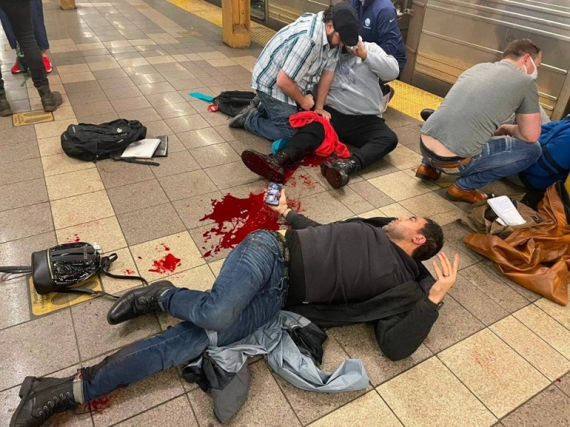 شاهد : تفجير قنبلة وهجوم مسلح على ركاب داخل محطة قطار في مترو بنيويورك .. والكشف عن عدد القتلى والمصابين