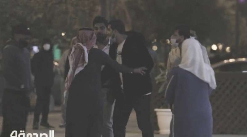 متحرشان يطاردان فتاة في أحد شوارع السعودية ضمن برنامج "الصدمة" .. شاهد: ردود أفعال المارة