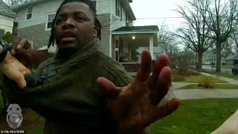 شاهد: شرطي أمريكي يقتل شاباً من أصول أفريقية في ولاية ميشيغان
