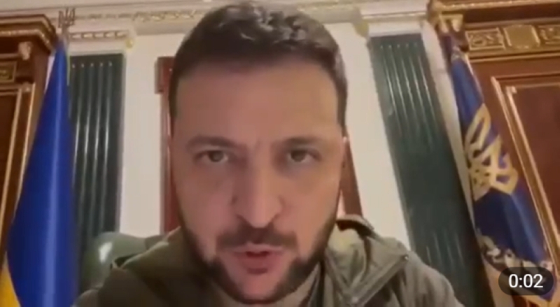 ليس في وعيه.. شاهد: زيلينسكي يثير جدلًا واسعًا بمقطع فيديو من داخل مكتبه الرئاسي