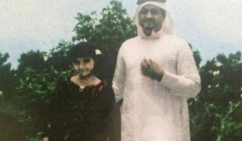 شاهد.. صورة نادرة تجمع الأميرة الراحلة لولوة مع والدها الملك فهد