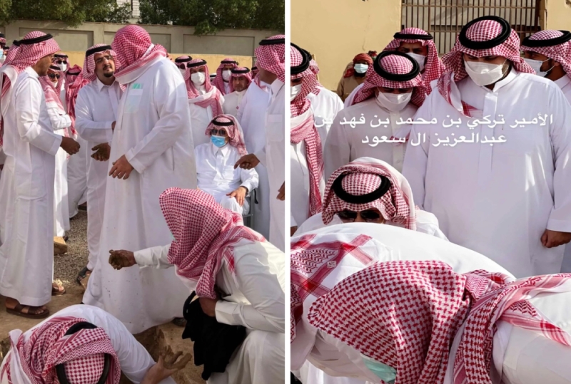 شاهد: الأمير عبدالعزيز بن فهد وأمير الحدود الشمالية يحثوان التراب على قبر الأميرة لولوة بنت فهد بعد دفنها